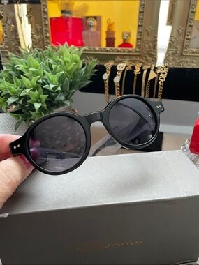 ✨Gesruny Black Sunglasses Case with Box and Accessory✨NEW with Box